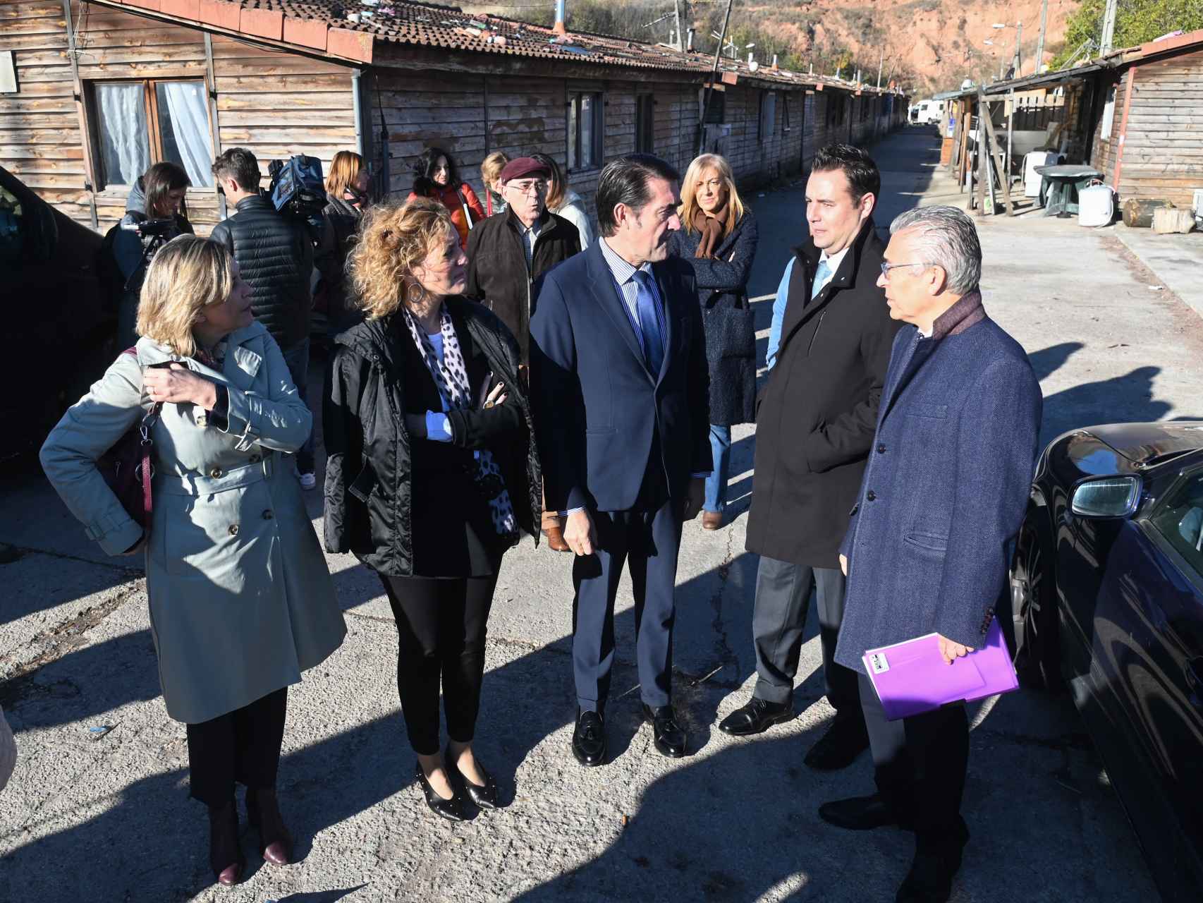 El consejero de Medio Ambiente, Juan Carlos Suárez-Quiñones, durante su visita al poblado chabolista de El Encuentro, en Burgos, este viernes.