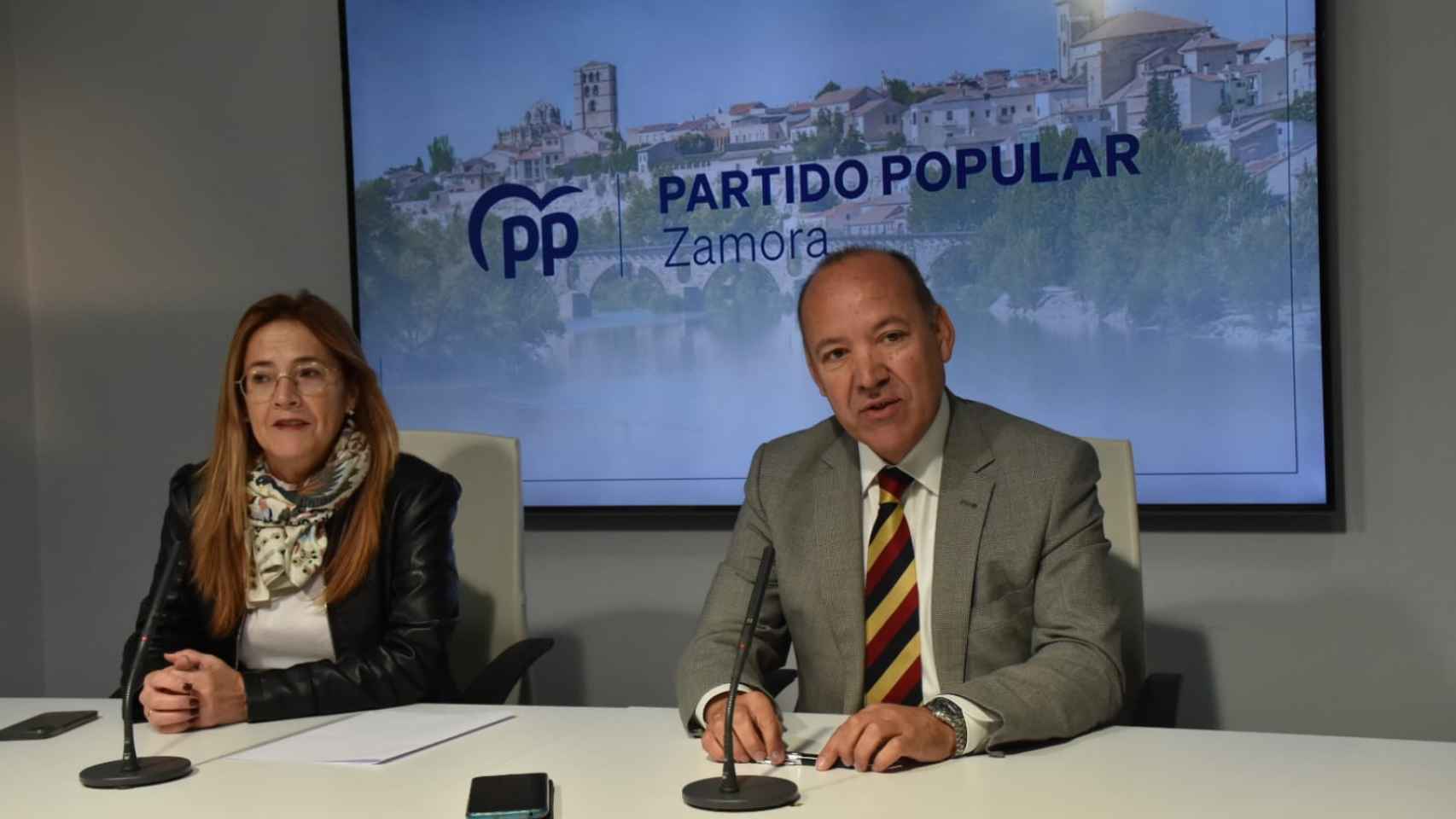 Mayte Martín Pozo durante su intervención  junto al presidente del PP de Zamora, José María Barrios