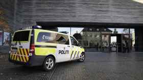 Coche de policía aparcado frente al Museo Nacional de Oslo, donde dos activistas han tratado de pegarse a 'El grito' de Munch este viernes. Foto: EFE/EPA/Stian Lysberg Solum