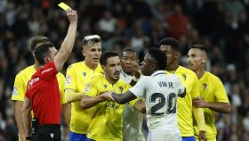 Vinicius recibe una amarilla de Soto Grado durante el Real Madrid - Cádiz