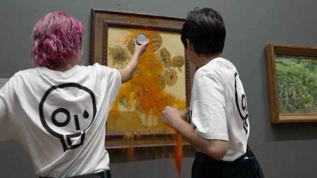Activistas climáticas vandalizando 'Los Girasoles' de Van Gogh