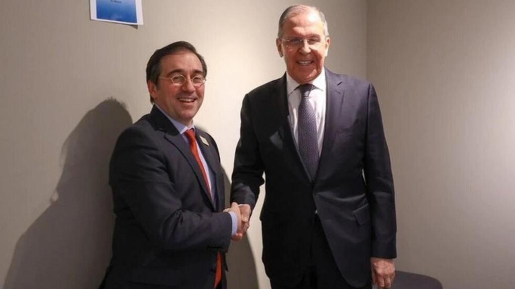José Manuel Albares, ministro de Exteriores, junto a su homólogo ruso, Serguéi Lavrov, en la cumbre de la OSCE de diciembre de 2021.