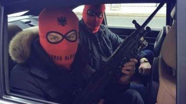 Dos mafiosos albaneses en un coche.