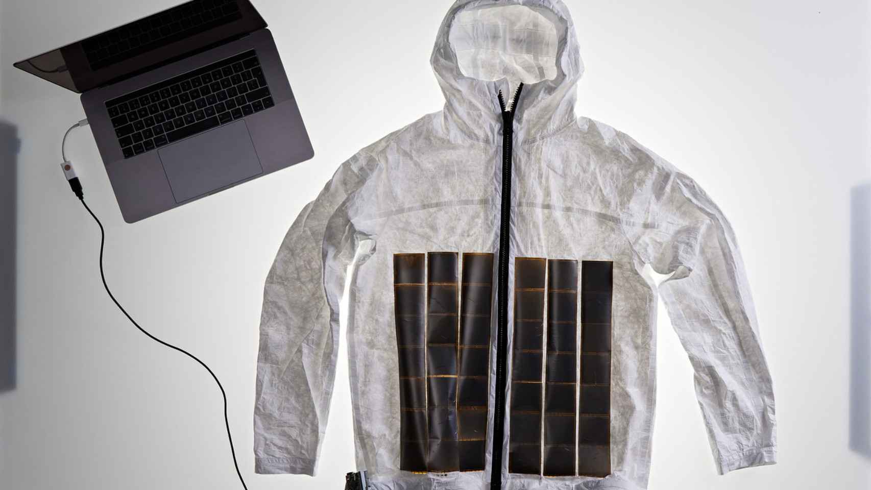 La chaqueta de camuflaje conectada a un portátil