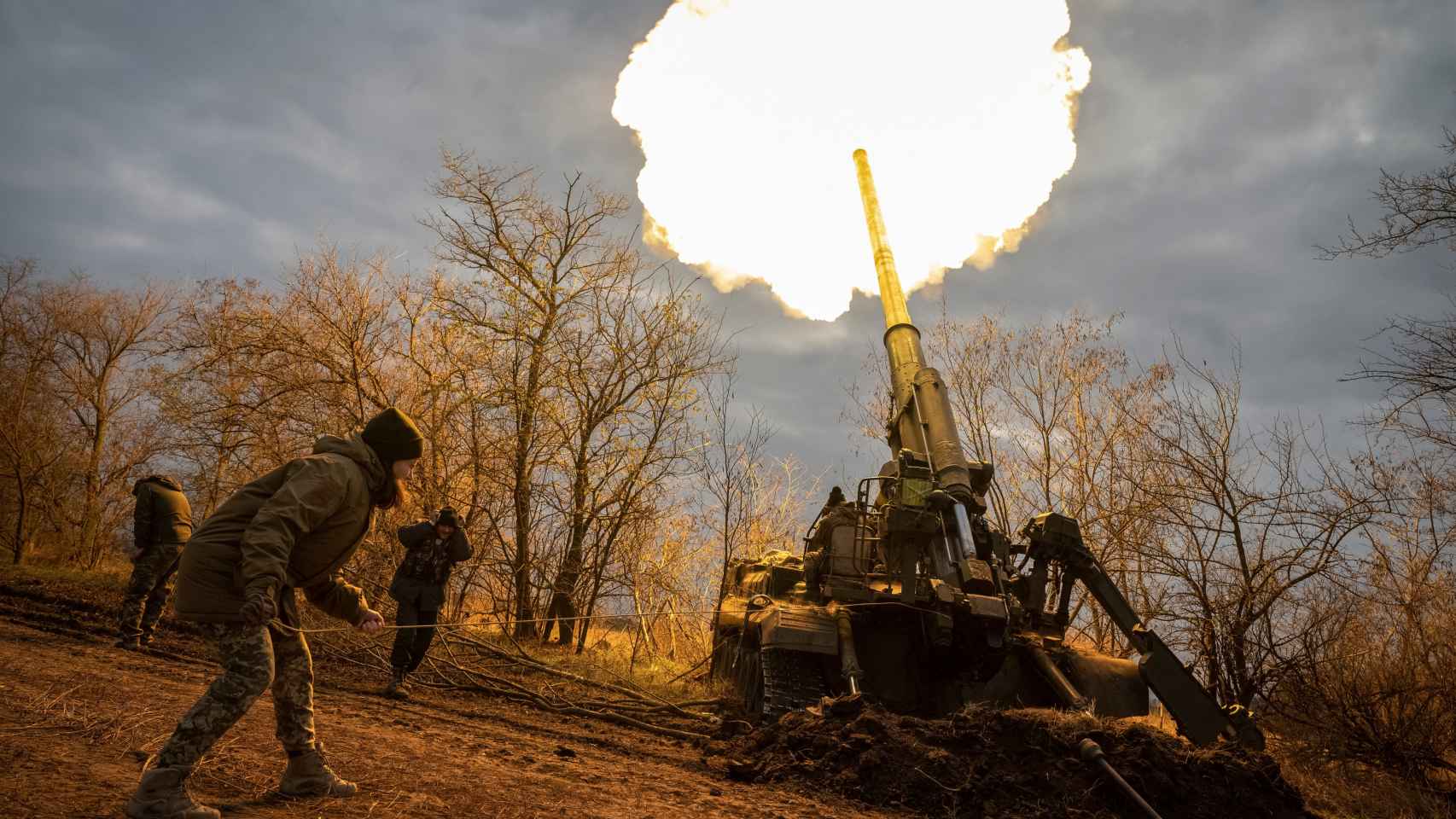 Soldados ucranianos disparan artillería contra las posiciones rusas en la región de Jersón.