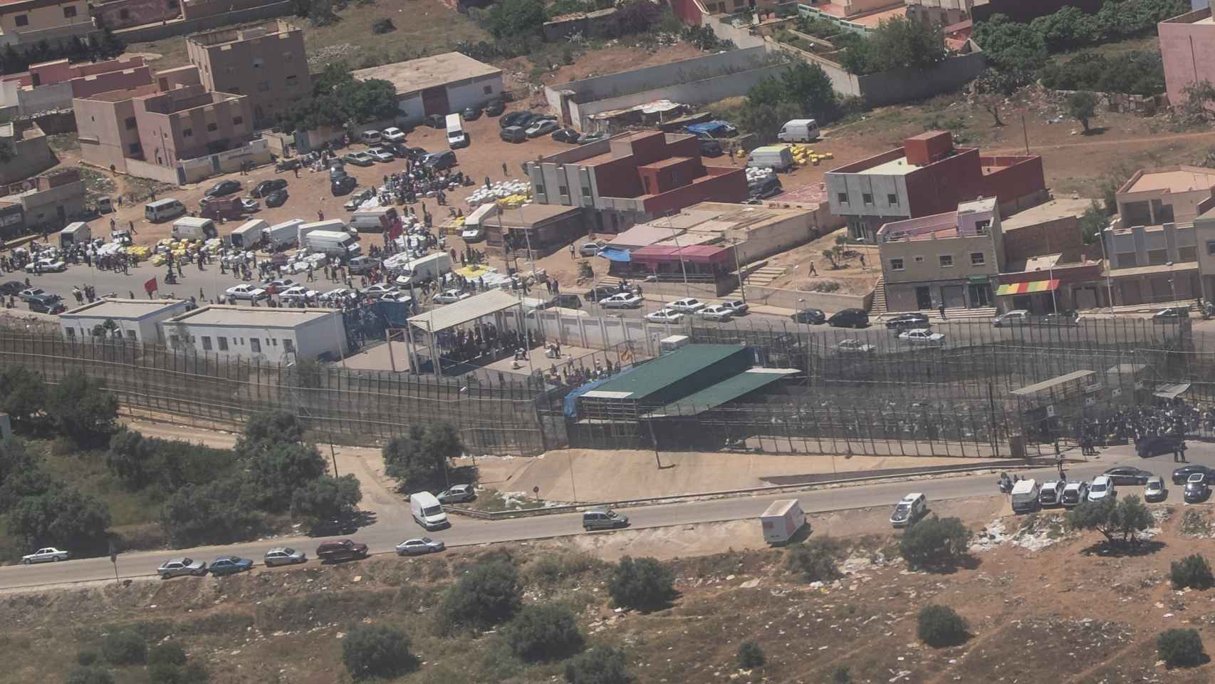 Vista aérea, en una foto de 2018, del paso fronterizo de Barrio Chino entre Marruecos y Melilla, donde ocurrió la tragedia del 24 de junio de 2022. A la izquierda, junto al techo blanco, la entrada marroquí; a su derecha, el techo verde indica la zona española de la aduana.