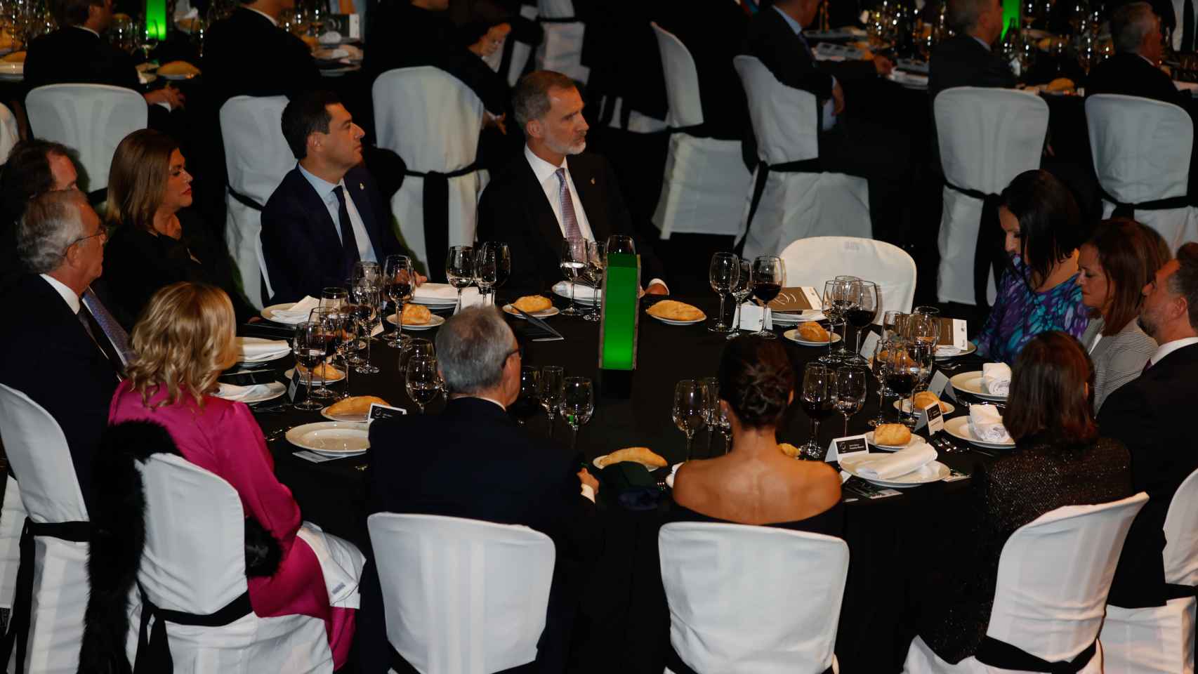 Letizia y Felipe VI compartiendo y charlando con los comensales durante la cena de los Premios Macael.