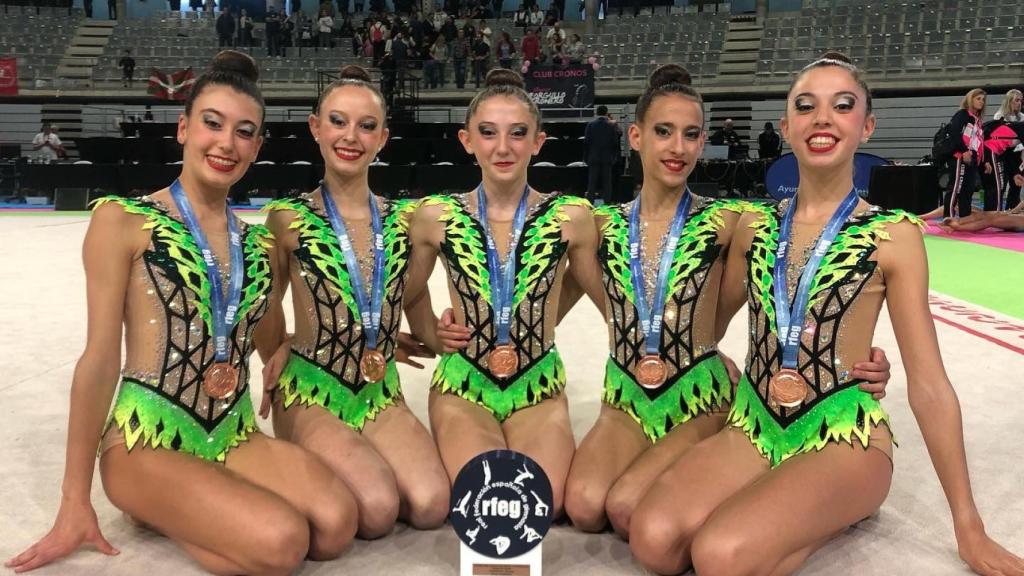 Las cadetes posan con la medalla de bronce