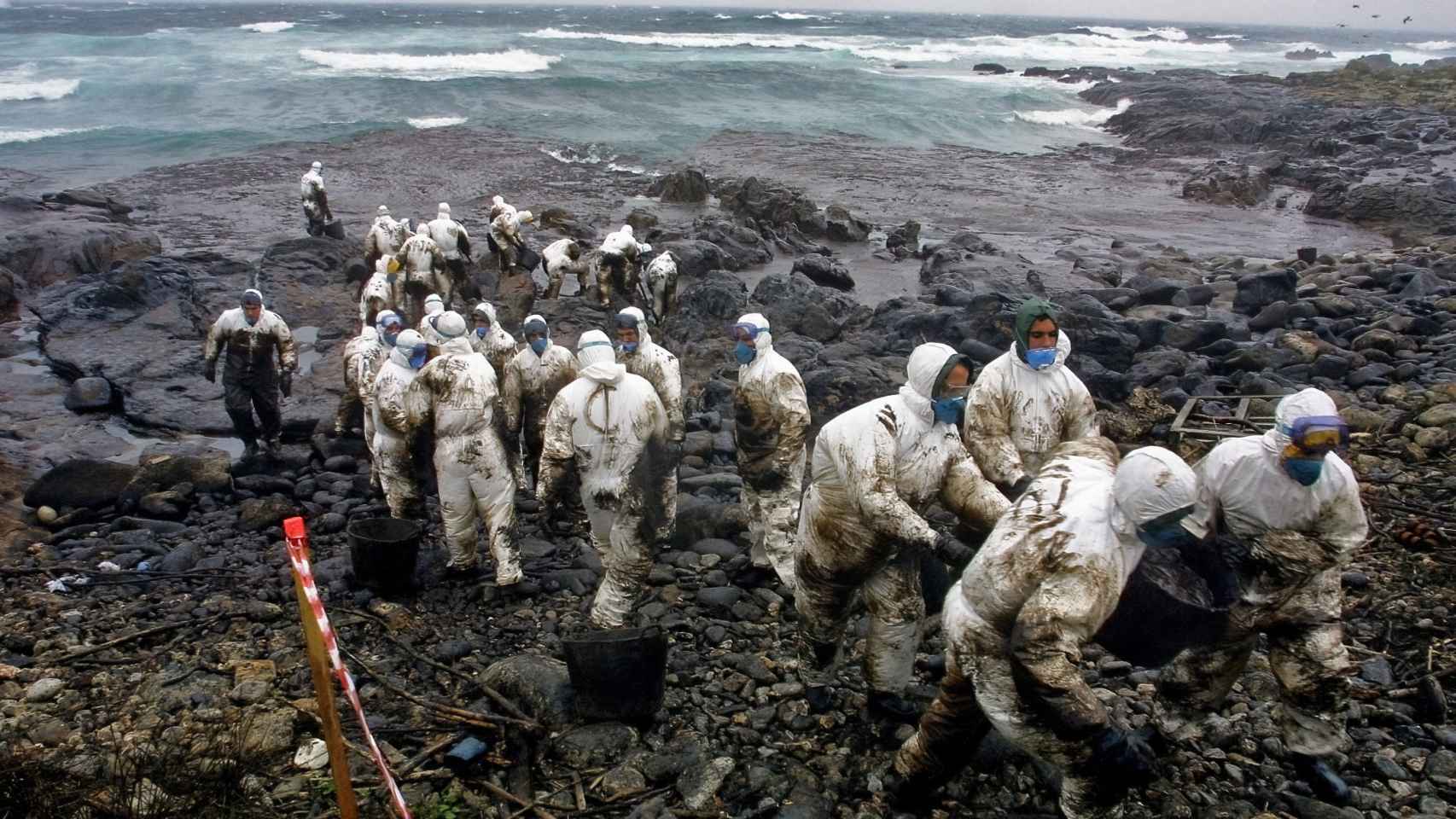 Operativos del ejército español ayudan en las labores de limpieza de petroleo en la costa de Touriñan, en la localidad gallega Muxía.