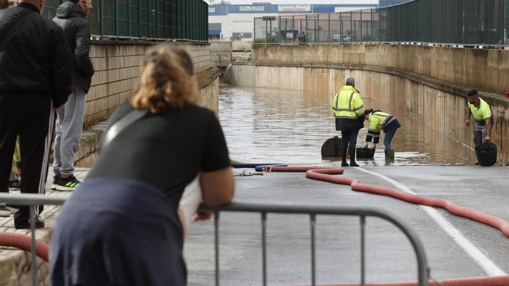 Los vecinos observan los destrozos tras las riadas por culpa de las precipitaciones en la Comunidad Valenciana.