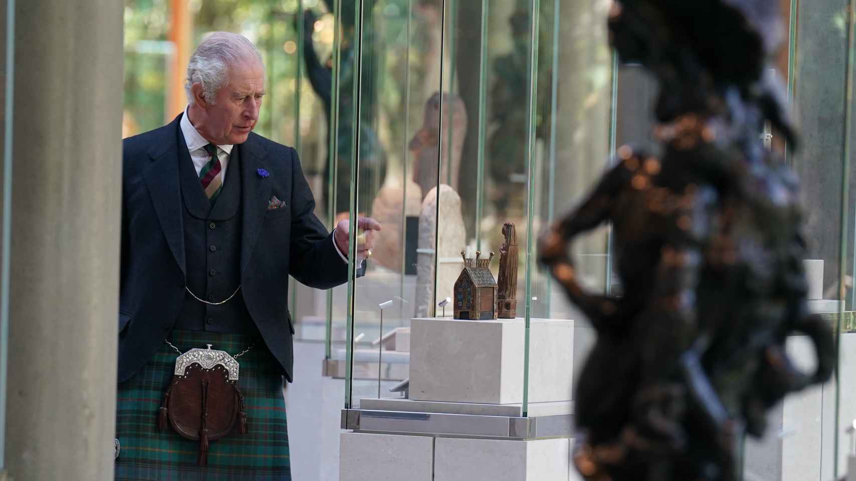 Carlos III de Inglaterra durante una exposición en Glasgow, el pasado mes de octubre.