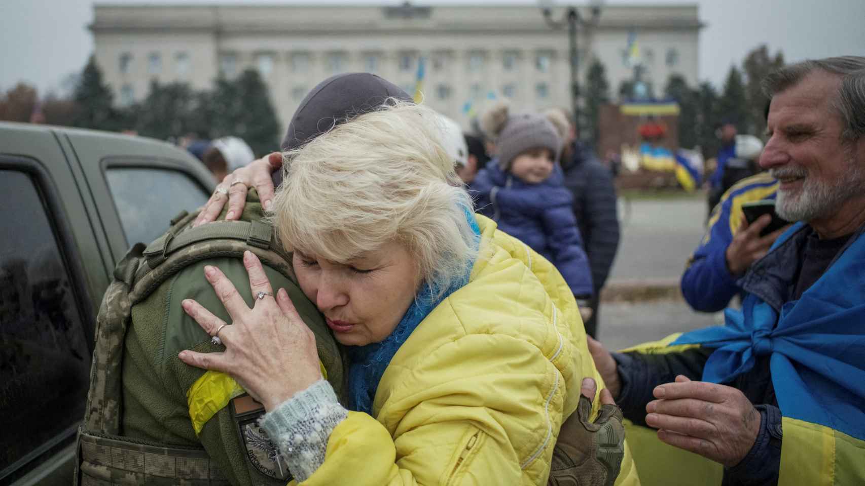 Una ciudadana de Jersón se abraza con un soldado ucraniano
