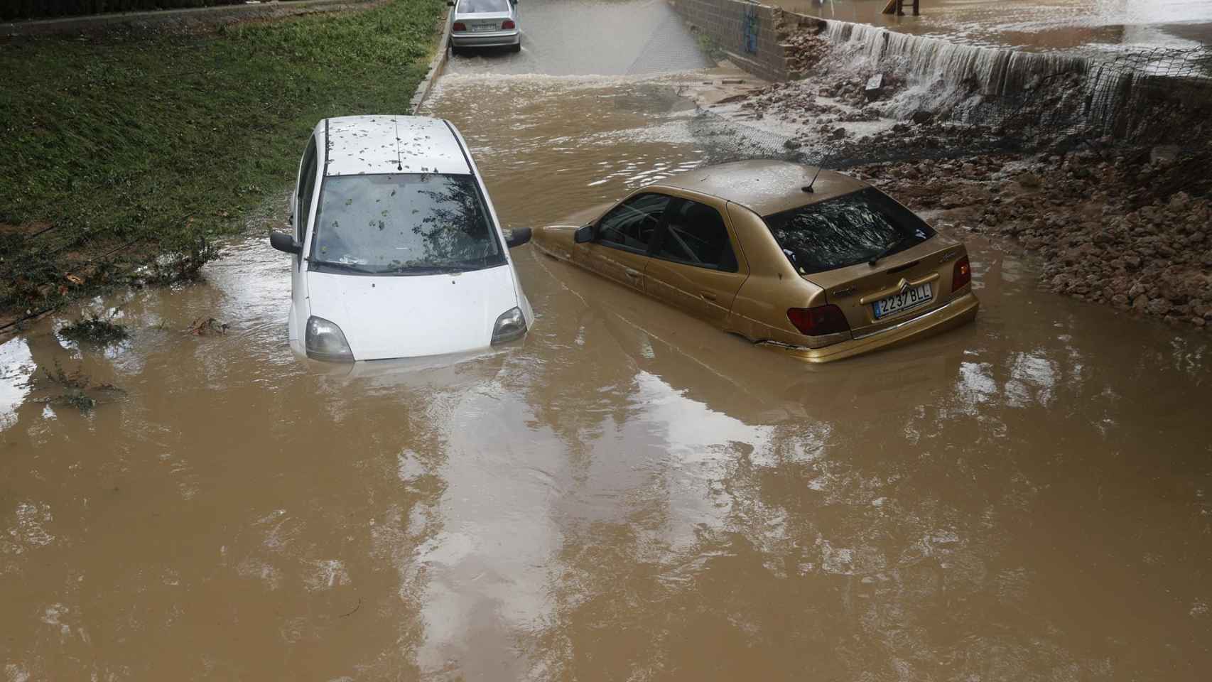 Estado de algunos vehículos tras las lluvias en la Comunidad Valenciana.