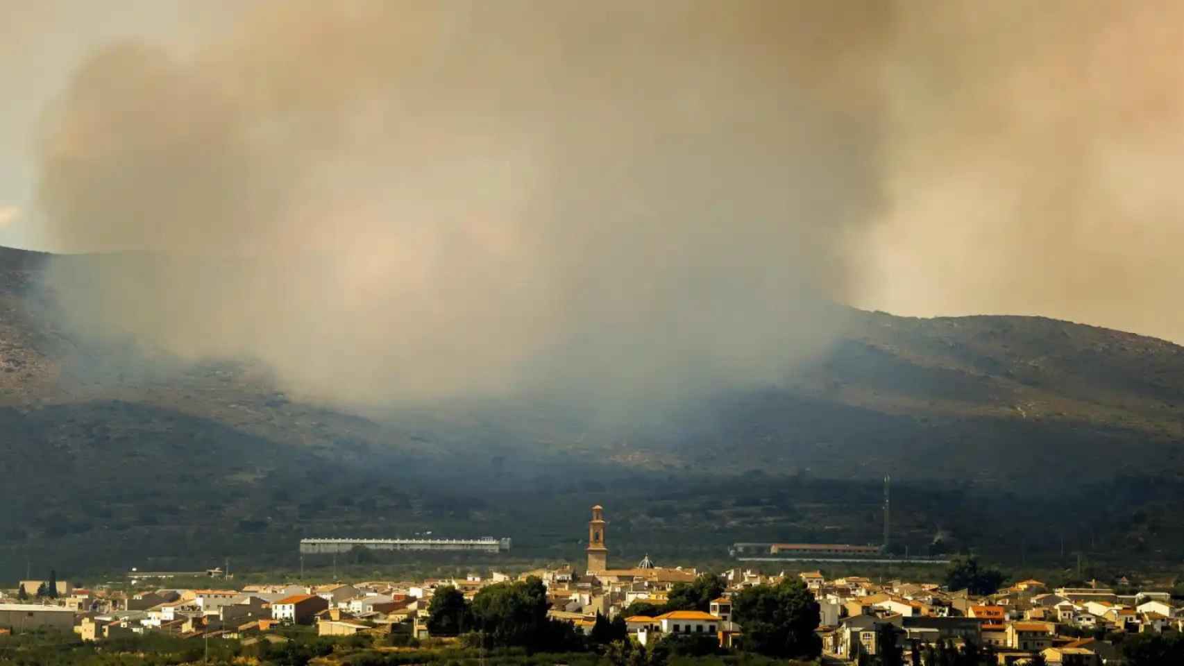 Humo del incendio de Bejís en Castellón.