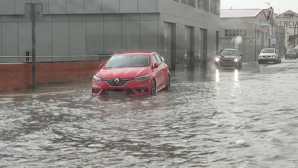 Un coche inmerso en las lluvias de Ávila