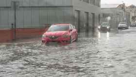 Un coche inmerso en las lluvias de Ávila