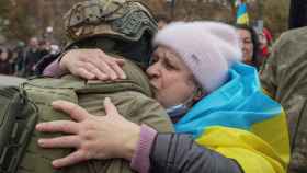 Una ciudadana se abraza con un soldado en Jersón