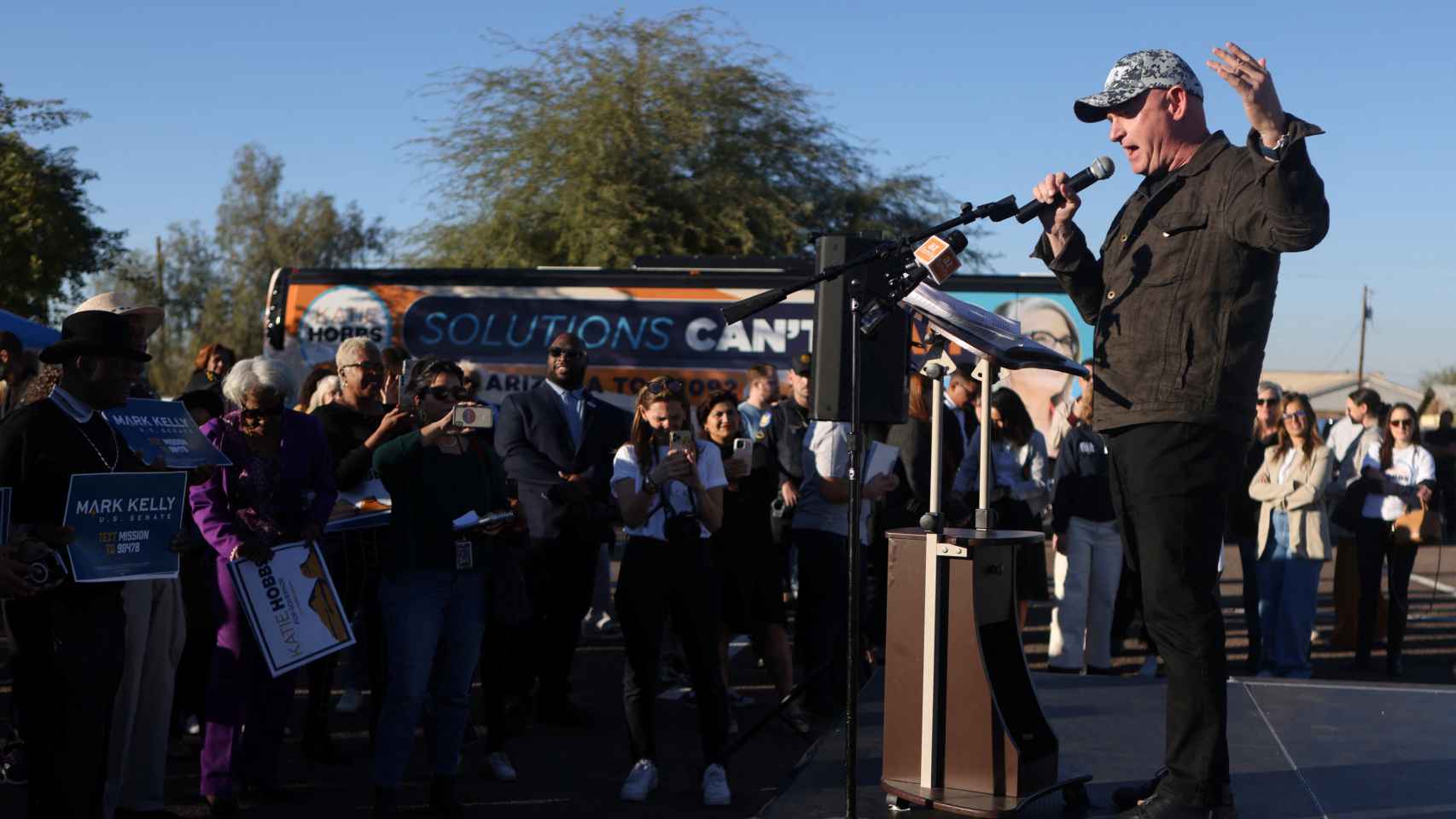 Mark Kelly asiste a un acto de campaña en Phoenix