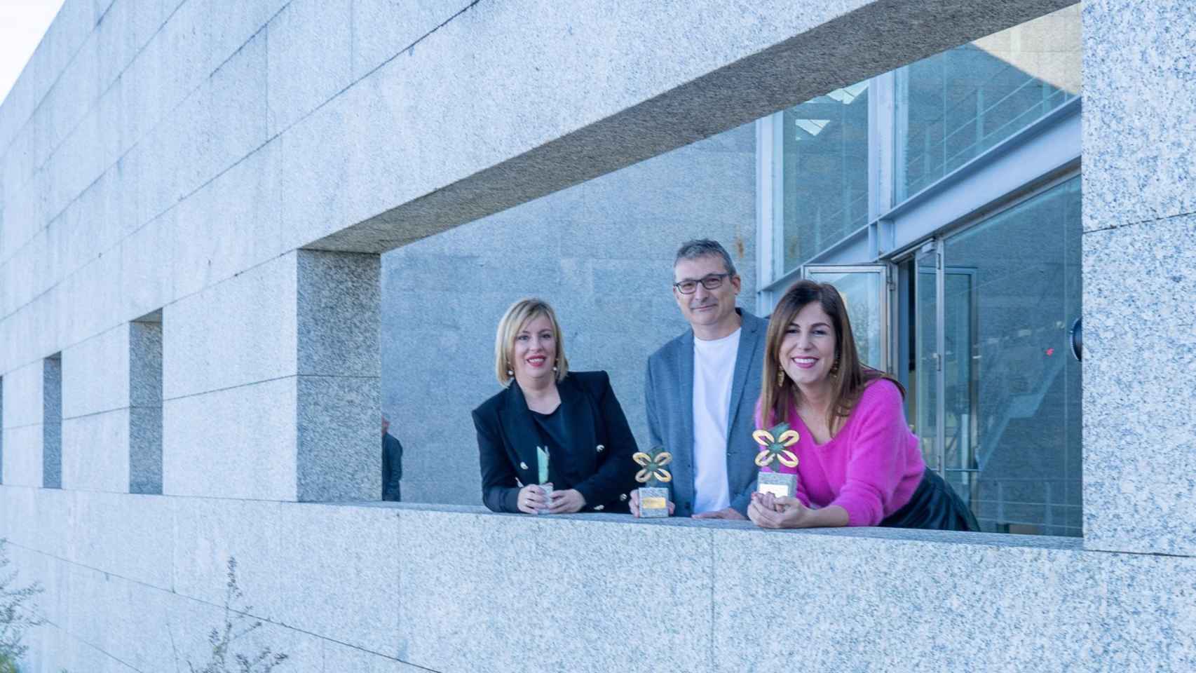 Ganadores Premios Xerais 2022. De izquierda a derecha, Rocío Leira, Anxo Iglesias y María Solar.