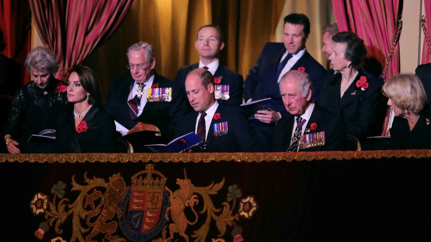 Los cuatro miembros de la Familia Real británica muy pendientes, y emocionados, en el concierto.