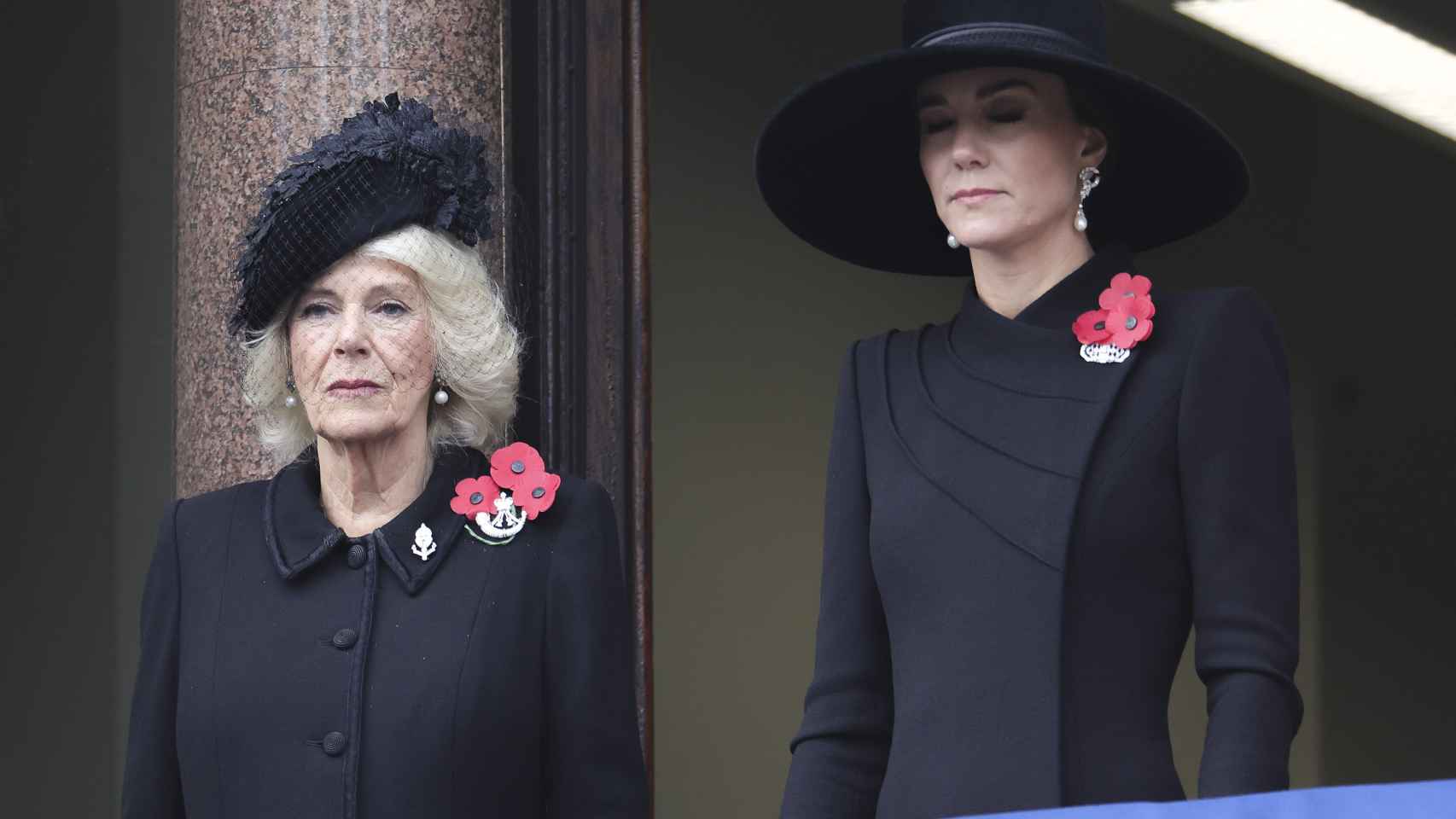 La reina consorte, Camilla, junto a Kate Middleton en el balcón.