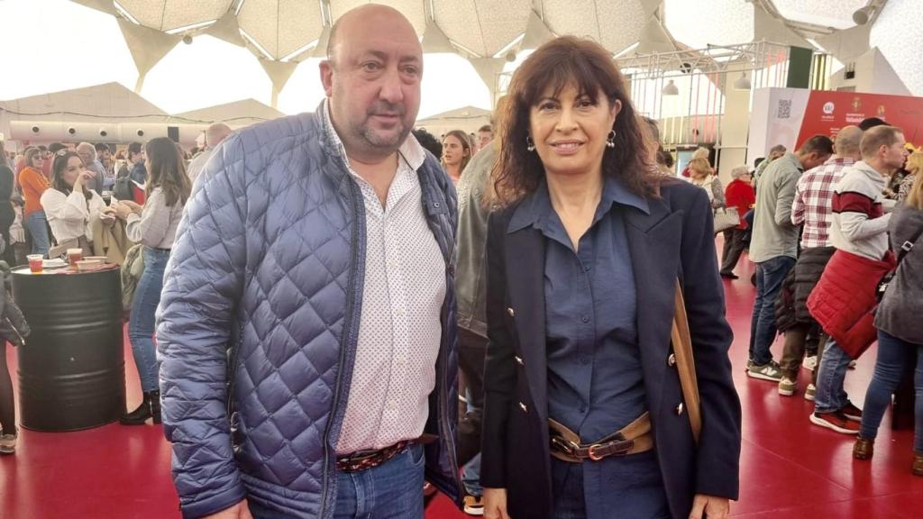 Ana Redondo, concejala de Cultura y Turismo junto a Jaime Fernández, presidente de los hosteleros de Valladolid en la Cúpula del Milenio