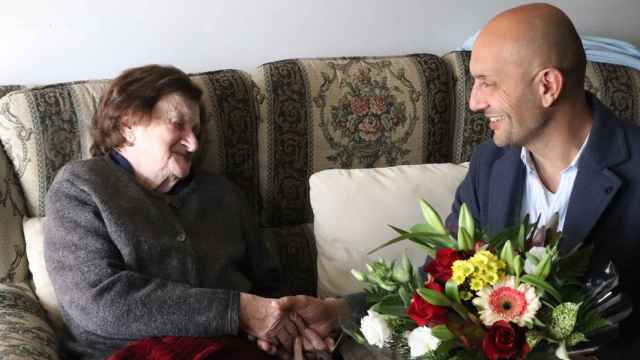 Bienvenida Lorenzo con el alcalde de O Porriño, Alejandro Lorenzo.