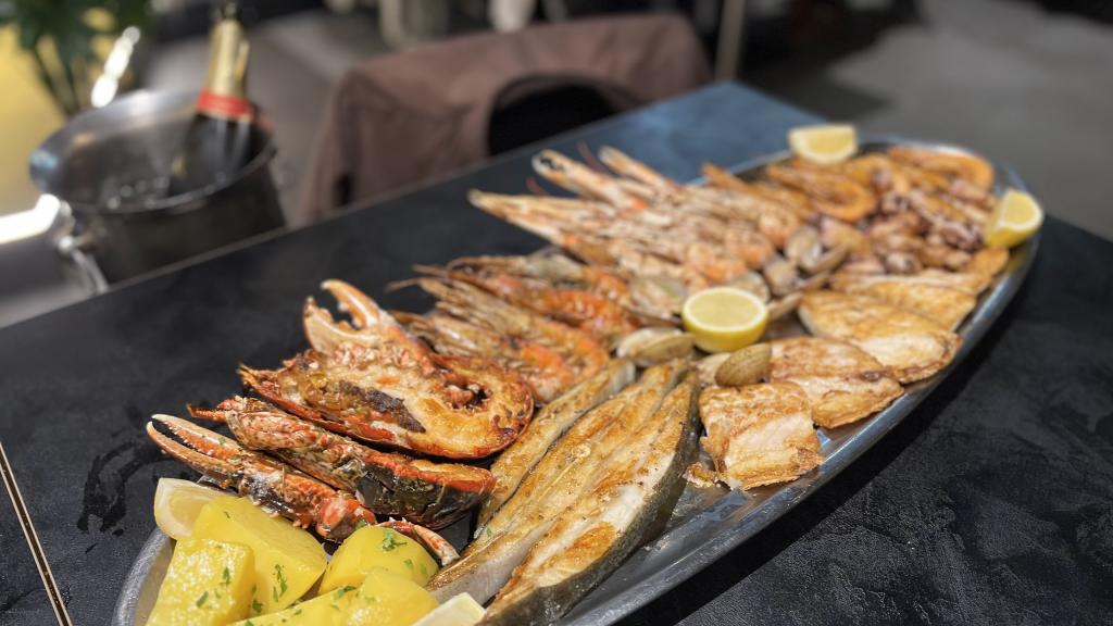 Parrillada de pescados y mariscos en La Chalana