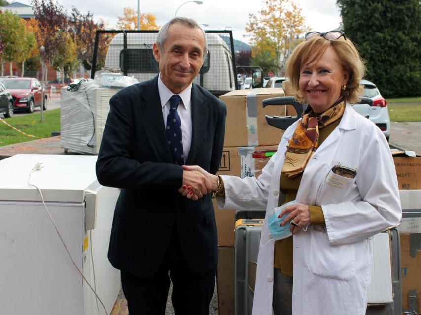 El director general de Endesa Noroeste, Miguel Temboury, junto a la directora gerente del Hospital de El Bierzo, Pilar Fernández