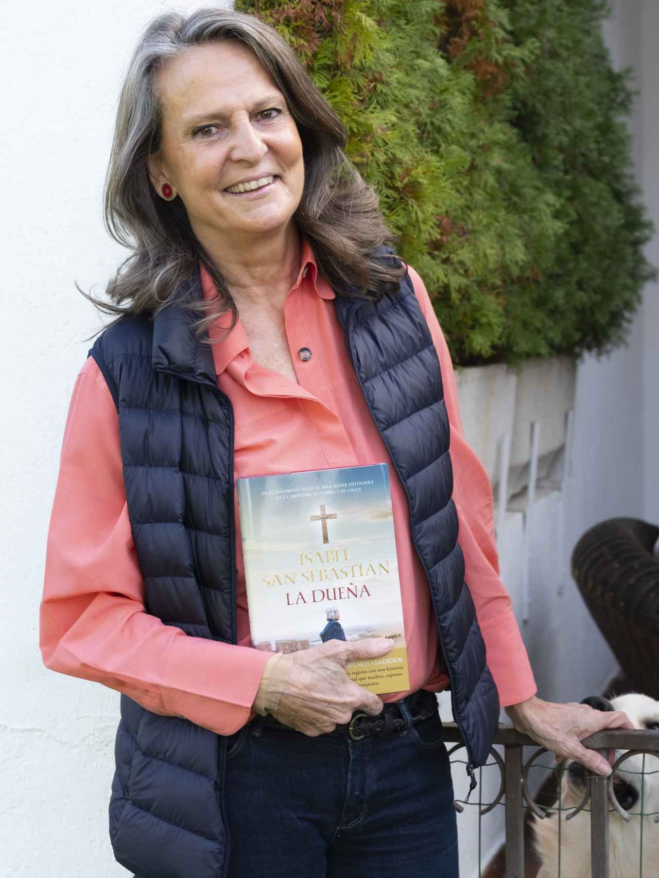 Isabel San Sebastián junto a su libro 'La Dueña'.