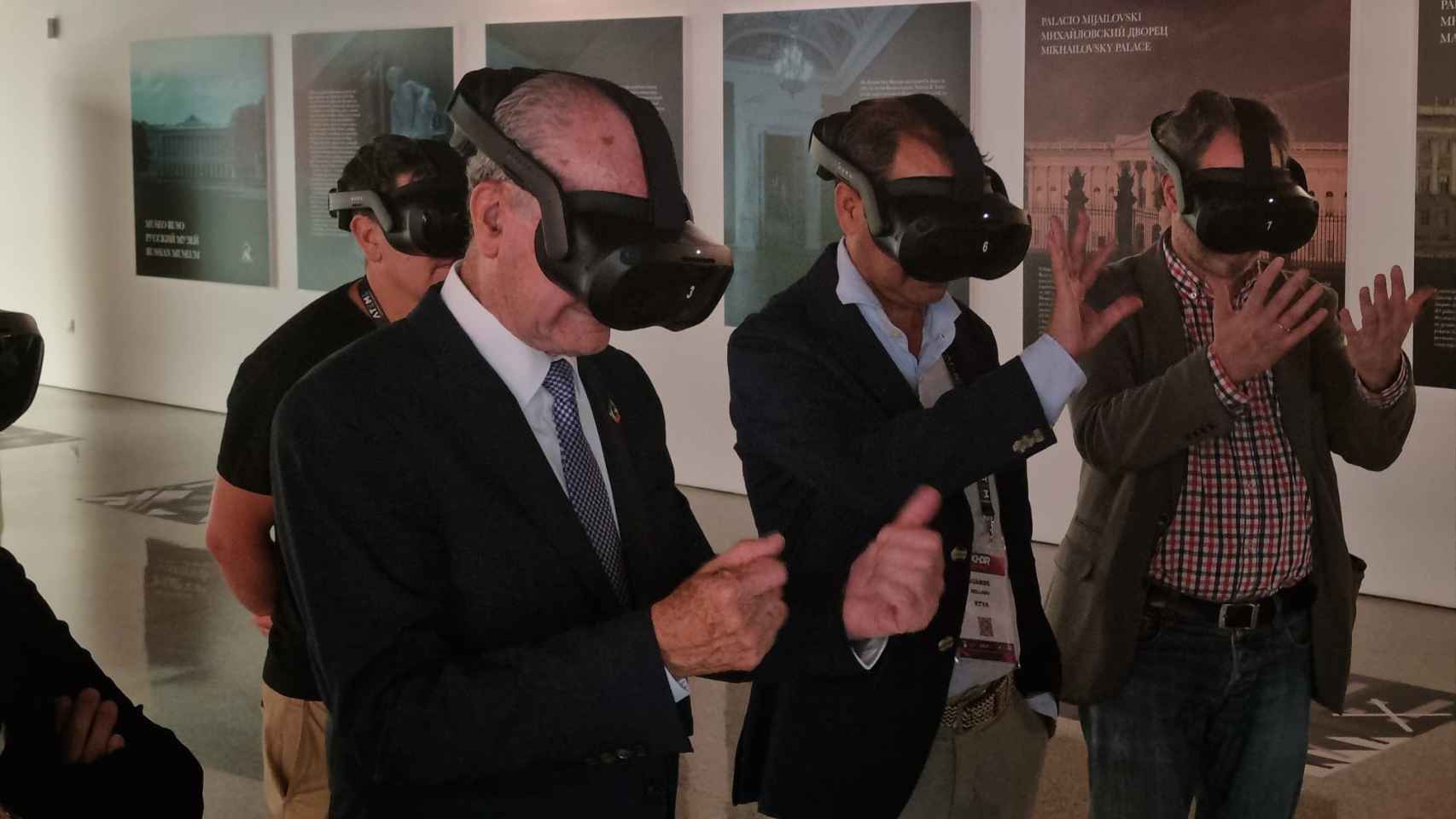 El alcalde de Málaga, Francisco de la Torre, durante una experiencia de realidad virtual en el 4K HDR Summit.