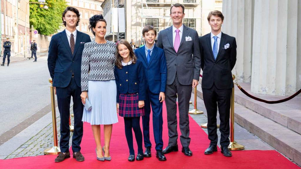 Joaquín de Dinamarca junto a su mujer y sus cuatro hijos en el Jubileo de la reina Margarita.