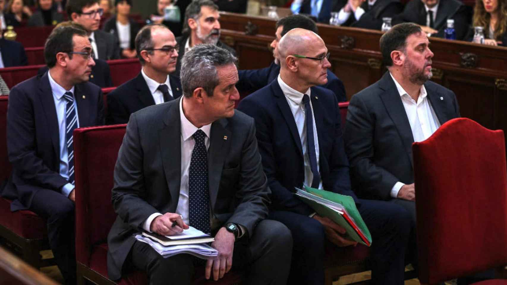El exvicepresidente de la Generalitat Oriol Junqueras y los exconsejeros Romeva y Forn, delante del resto de los acusados. durante el juicio del 'procés'./