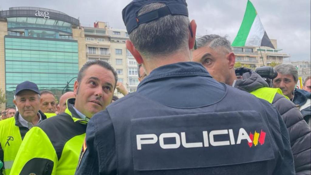 Manuel y otro representante de Plataforma hablan con la policía.