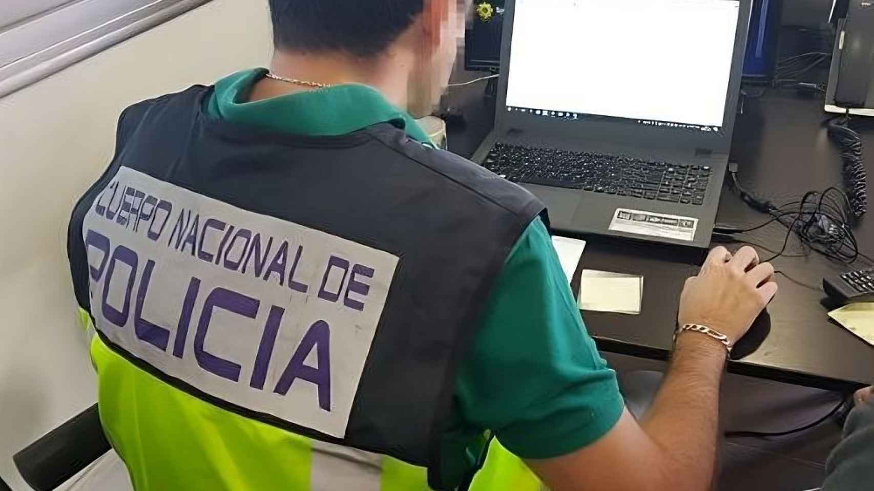 Un agente de la Policía Nacional investigando un equipo informático, en una operación anterior.