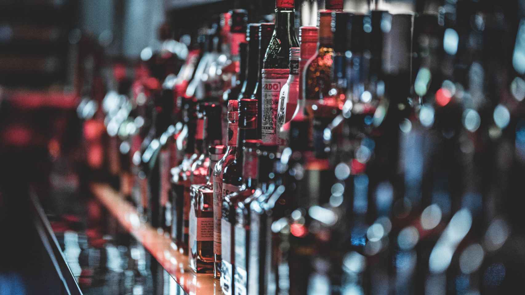 Imagen de archivo botellas de alcohol.