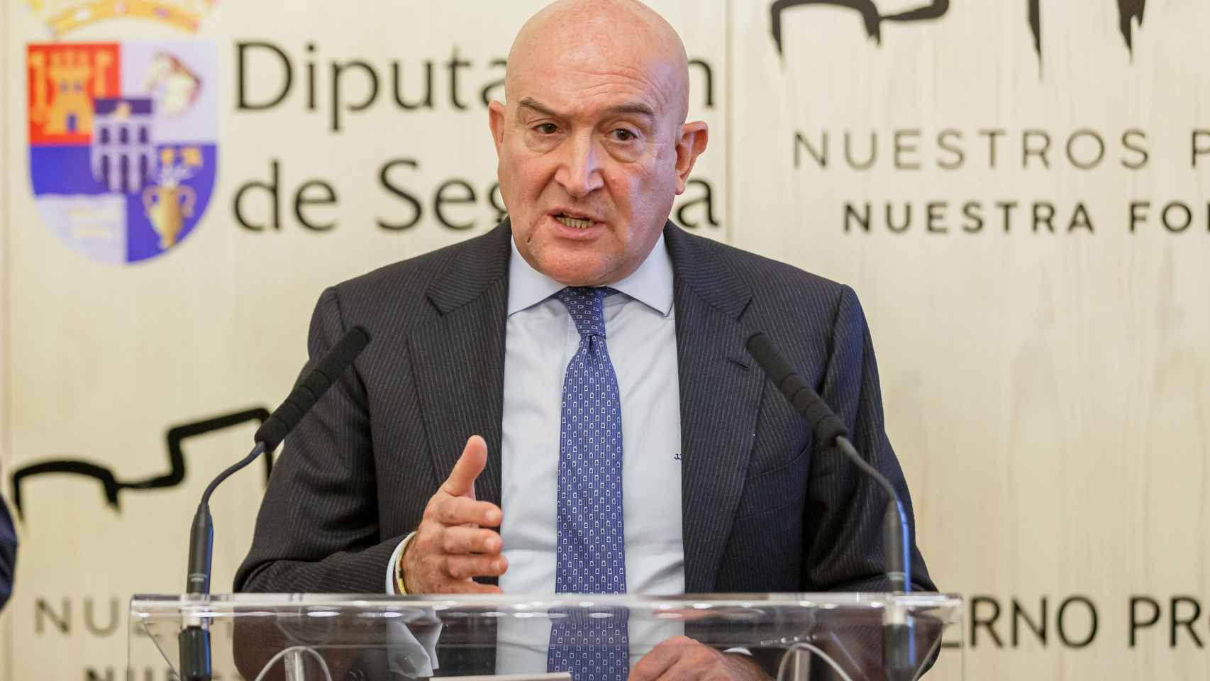 El consejero de la Presidencia, Jesús Julio Carnero, en la firma del convenio de colaboración con la Diputación de Segovia