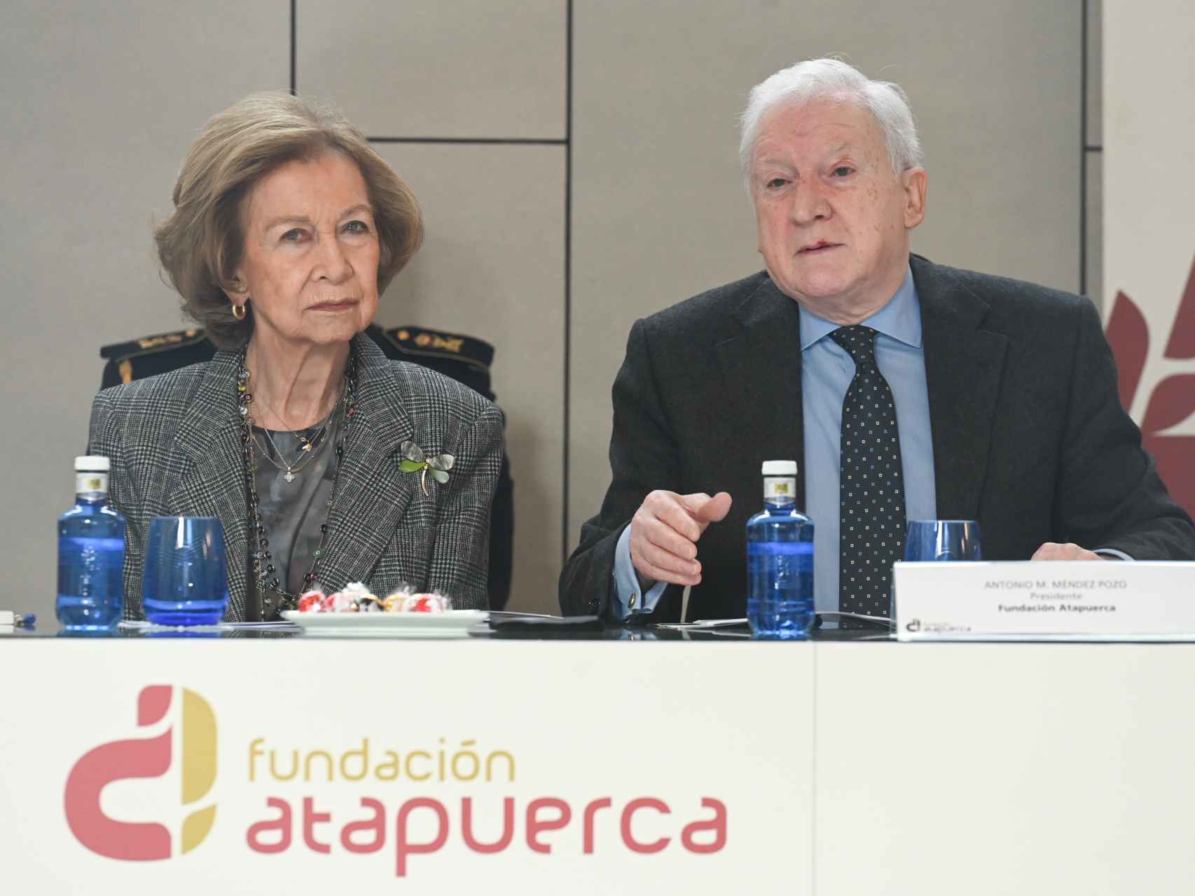 La reina Doña Sofía, durante su visita este lunes a la Fundación Atapuerca en Ibeas de Juarros, Burgos.