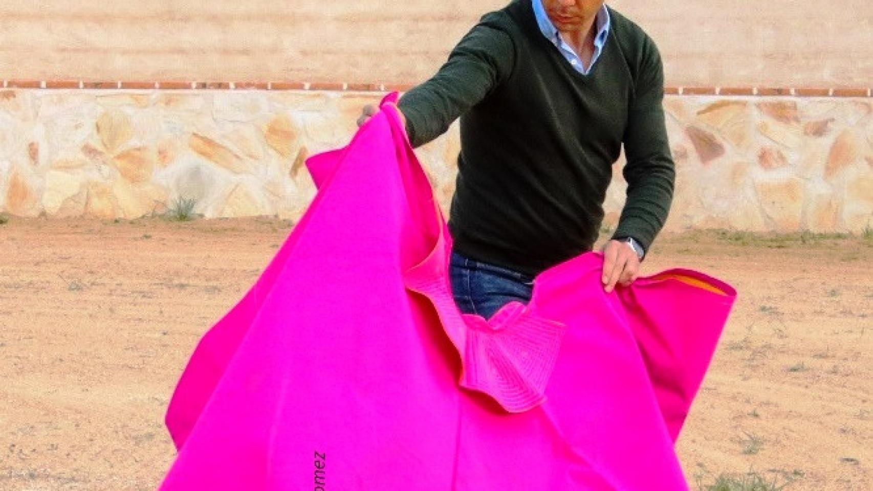 El banderillero Jesús Herrero entrenando en la finca de su amigo Jesús Ojeda
