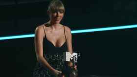 Taylor Swift recoge uno de los cuatro premios obtenidos en los EMA de MTV de 2022. Foto: Rolf Vennenbernd / DPA