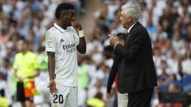 Vinicius y Ancelotti durante un partido del Real Madrid