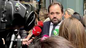 Paco Núñez atiende este lunes a los periodistas a las puertas de la sede del PP en la madrileña calle Génova