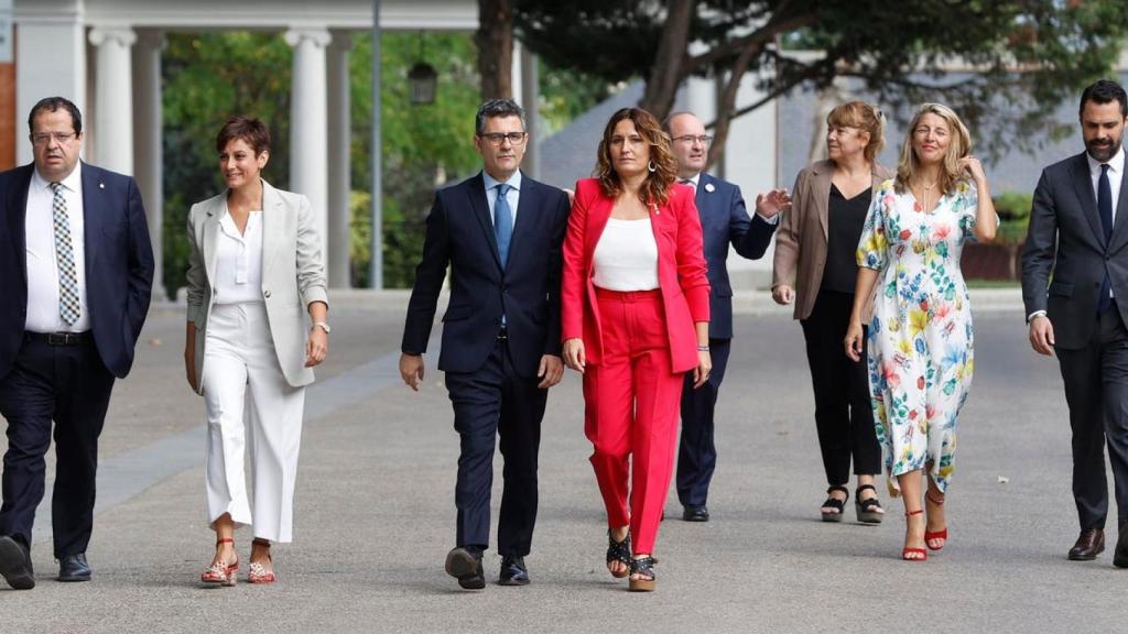 Joan Ignasi Elena, Isabel Rodríguez, Bolaños, Vilagrà, Iceta, Natàlia Garriga, Yolanda Díaz y Roger Torrent, en julio pasado,  en el Ministerio de Presidencia.