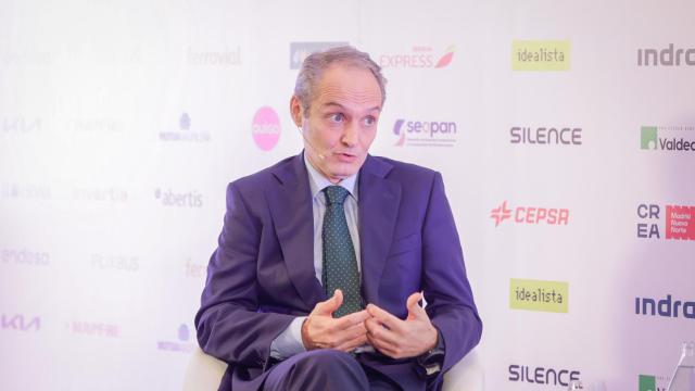 Agustín Torres, director de Salud Ambiental y Movilidad Urbana de Agbar, durante su intervención bajo el título 'La ciudad sostenible: gestión de servicios urbanos', en la primera jornada del III Simposio del Observatorio de la Movilidad y las Ciudades.