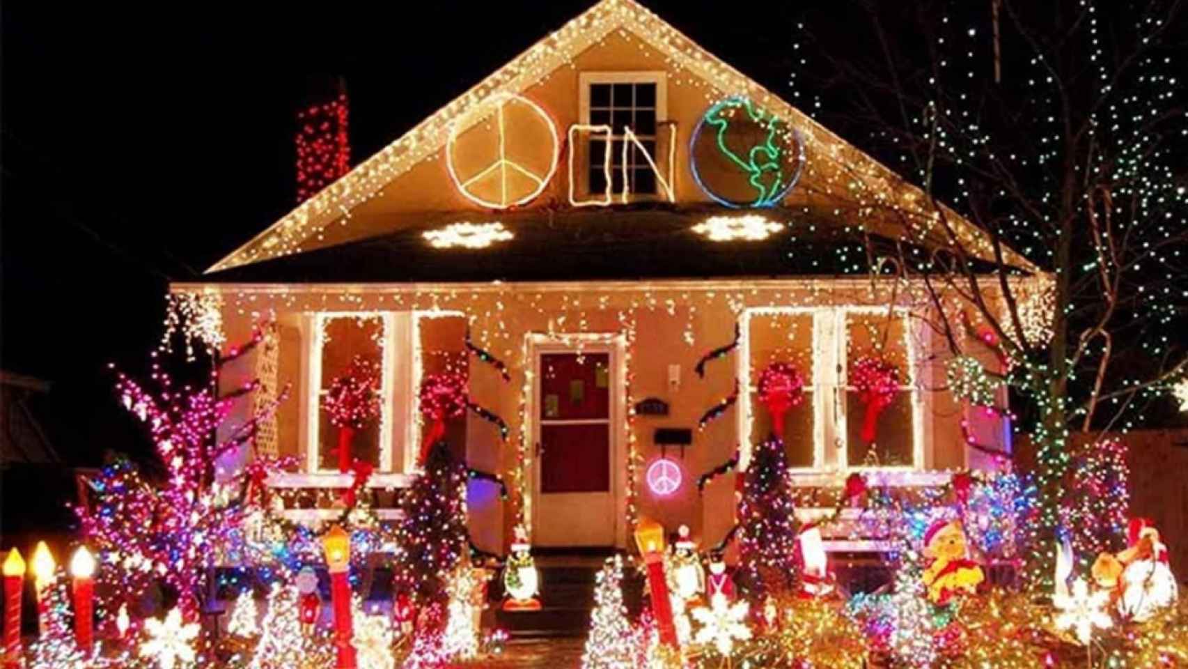 Una vivienda decorada con luces navideñas.