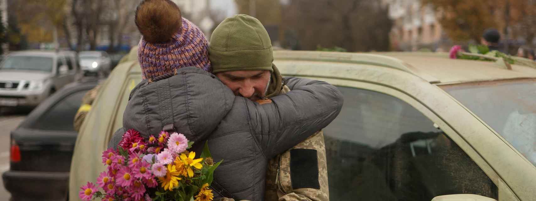Una mujer residente en Jersón recibe a un militar ucraniano.