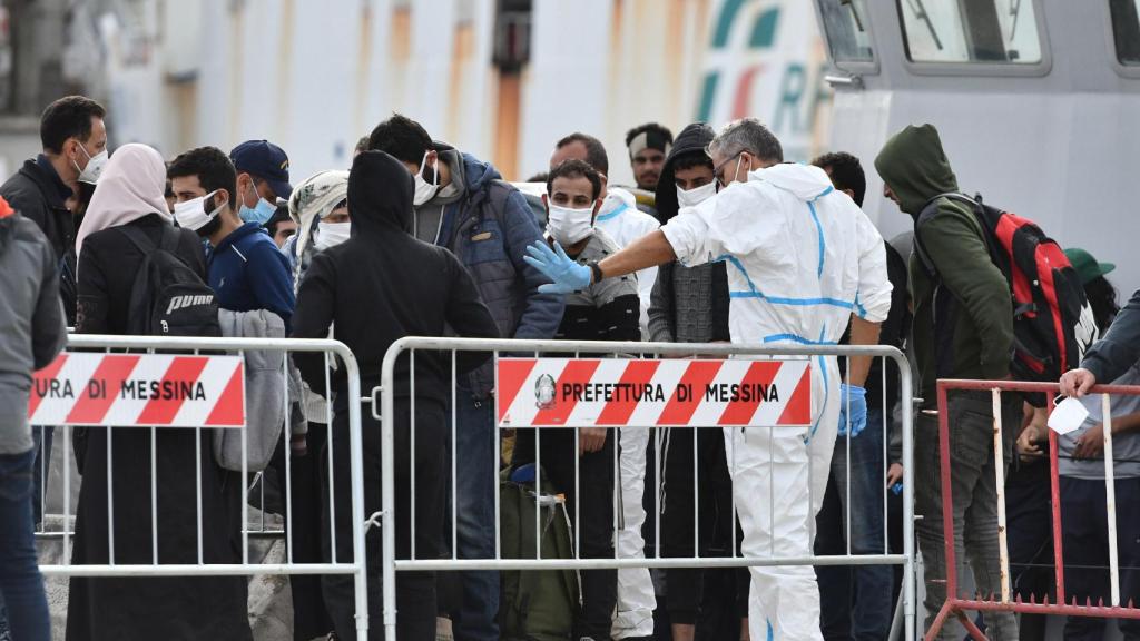 Migrantes rescatados desembarcan en Messina, Italia, el 14 de noviembre.