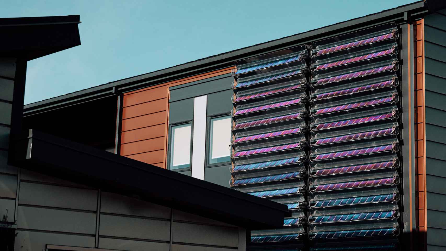 Los tubos solares en una fachada de una casa.