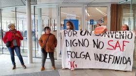 Trabajadoras del SAF y miembros de la CIG ocupan el Espazo Amizar de la Xunta en A Coruña en el marco de la huelga.
