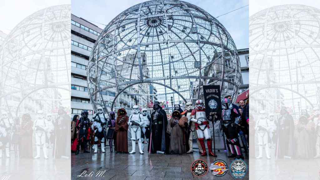 Fans de Star Wars junto a la bola de luz en Vigo.